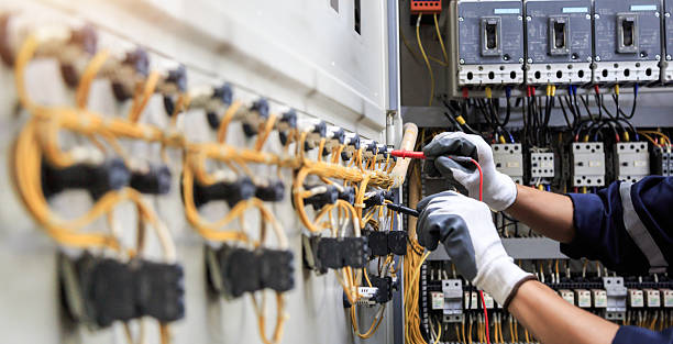 Professional Electrician technician working in Washington, UT